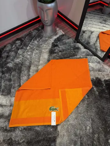 Toalla Lacoste naranja original. ✨